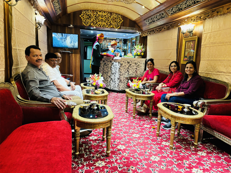 Group photo of guest in palace on wheels train